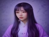 撸撸社创作者原创内容区，博主在录制视频，背景是整洁的创作工作室，氛围专业有活力